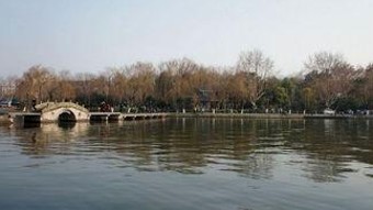 杨玏米露恋情疑云：街头骑行甜蜜互动引发关注