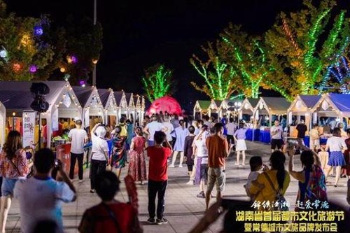 抖音吃瓜视频火爆背后：可爱头像与吃瓜酱女孩的崛起