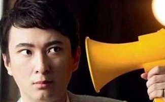 周杰伦与赵丽颖：摔断腿背后的坚韧与成长轨迹