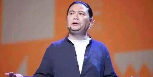 军训舞台上意外走光引热议，真相反转多校被卷入