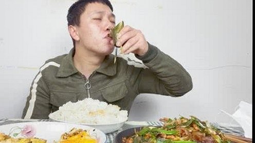 宝贝吃饭甜蜜瞬间与老公手机紧张背后的故事