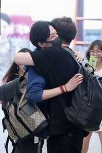 揭秘娱乐圈背后：吃瓜姐与酱爷的八卦世界大揭密