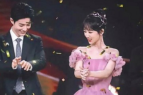 茶茶吃瓜的娱乐轨迹：从八卦新星到东方时尚代表的变迁