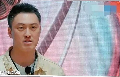 派大星最新视频再次引爆话题，金发辣妹警服造型成焦点