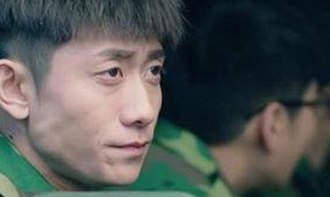 派大星最新视频再次引爆话题，金发辣妹警服造型成焦点