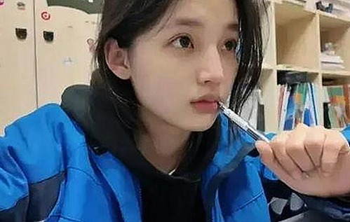 娱乐界新动向：人物关系与最新趣闻交织引发关注